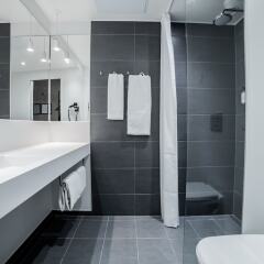 Отель Zleep Hotel Aarhus Nord Дания, Орхус - отзывы, цены и фото номеров - забронировать отель Zleep Hotel Aarhus Nord онлайн ванная
