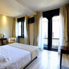 Hotel Pierre Milano сейф в номере