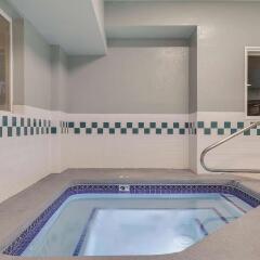 Отель La Quinta Inn & Suites Logan бассейн