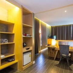 Отель The Tarna Align Resort сейф в номере