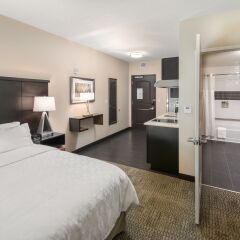 Отель Staybridge Suites Saskatoon - University комната для гостей фото 4