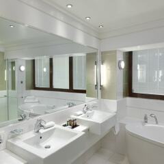 Отель Crowne Plaza Athens City Centre Греция, Афины - 5 отзывов об отеле, цены и фото номеров - забронировать отель Crowne Plaza Athens City Centre онлайн ванная фото 2