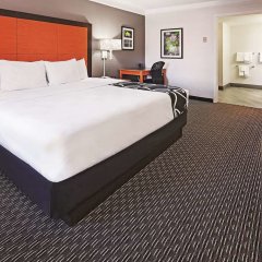 Отель La Quinta Inn by Wyndham Dallas Uptown США, Даллас - отзывы, цены и фото номеров - забронировать отель La Quinta Inn by Wyndham Dallas Uptown онлайн комната для гостей фото 3