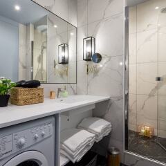 Отель Luxury 3 Bedroom 2 Bathroom Loft - Louvre Museum Париж ванная
