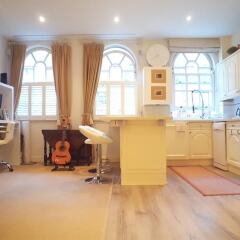 Отель Cosy Central 1 Bedroom Flat With Shared Roof Terrace & Gym Лондон