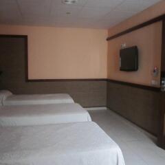 Отель Hostal La Conilena сейф в номере