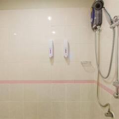 Отель Eing Lay Beach Guest House ванная