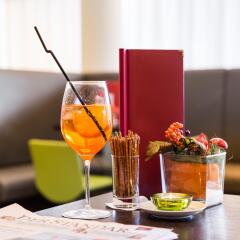 Отель Austria Trend Hotel Doppio Австрия, Вена - 4 отзыва об отеле, цены и фото номеров - забронировать отель Austria Trend Hotel Doppio онлайн гостиничный бар