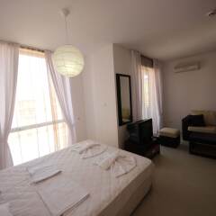 Апартаменты Menada Rainbow Apartments Солнечный берег комната для гостей фото 8