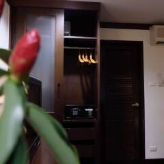Отель Lanta Mermaid Boutique House Ланта сейф в номере