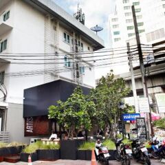 Отель White House Asoke Sukhumvit 18 Бангкок