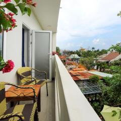 Отель Flame Flowers Homestay балкон
