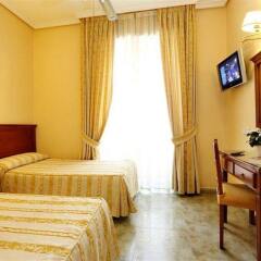 Отель Hostal Macarena сейф в номере