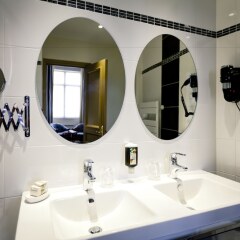 Отель Le Phénix Hôtel Франция, Лион - отзывы, цены и фото номеров - забронировать отель Le Phénix Hôtel онлайн ванная фото 2