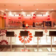 Отель Ibis Barcelona Santa Coloma Испания, Санта-Колома-де-Граманет - отзывы, цены и фото номеров - забронировать отель Ibis Barcelona Santa Coloma онлайн интерьер отеля фото 2