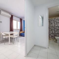Отель Apartaments AR Monjardí Испания, Льорет-де-Мар - отзывы, цены и фото номеров - забронировать отель Apartaments AR Monjardí онлайн комната для гостей