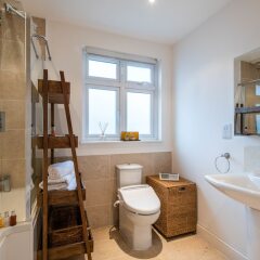 Отель Modern Richmond Home near the River Thames ванная