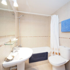 Отель Aquamarina - One Bedroom ванная