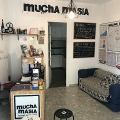 Отель Mucha Masia Hostel Rural-Urbà Испания, Эль-Прат-де-Льобрегат - отзывы, цены и фото номеров - забронировать отель Mucha Masia Hostel Rural-Urbà онлайн интерьер отеля