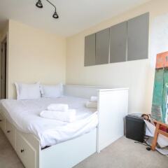 Отель Lovely 2- Bed Flat in North London Великобритания, Лондон - отзывы, цены и фото номеров - забронировать отель Lovely 2- Bed Flat in North London онлайн комната для гостей фото 2