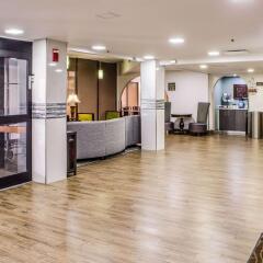 Отель Comfort Inn Downtown Charleston банкомат