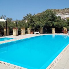 Отель San Antonio Guesthouse бассейн