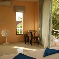 Отель Jomthong Guesthouse комната для гостей