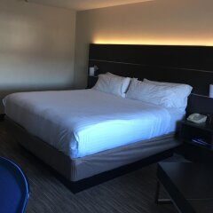 Отель Holiday Inn Express Ex I-71 / OH State Fair / Expo Center сейф в номере
