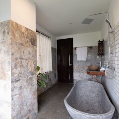 Отель OYO 121 Nipa Riverside Villa сауна