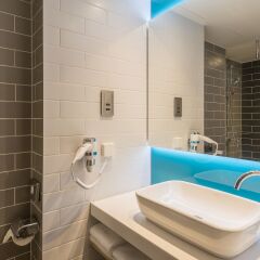 Отель Holiday Inn Express Hamburg - City Hauptbahnhof Германия, Гамбург - отзывы, цены и фото номеров - забронировать отель Holiday Inn Express Hamburg - City Hauptbahnhof онлайн ванная