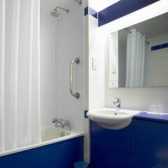 Отель Travelodge Harlow ванная