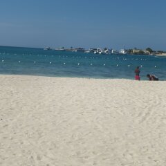 Отель Beach Shores at Turtle Tower пляж