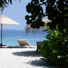 Отель Gangehi Island Resort пляж