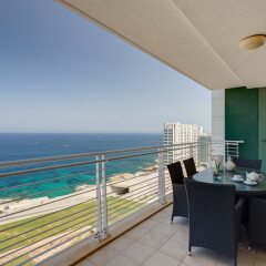 Отель Seafront LUX Apartment wt Pool, Upmarket Area Мальта, Слима - отзывы, цены и фото номеров - забронировать отель Seafront LUX Apartment wt Pool, Upmarket Area онлайн балкон