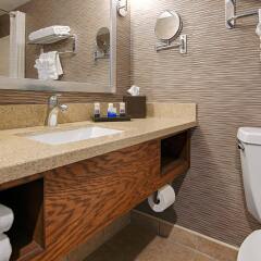 Отель Best Western Plus Rama Inn & Suites ванная