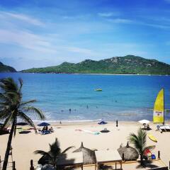 Отель Las Flores Beach Resort пляж