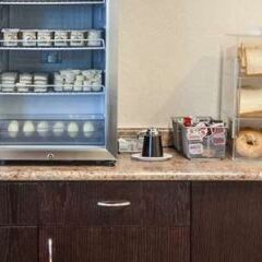 Отель Super 8 by Wyndham Calgary/Airport Канада, Калгари - отзывы, цены и фото номеров - забронировать отель Super 8 by Wyndham Calgary/Airport онлайн питание