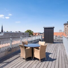 Апартаменты Bright and Modern Apartment With a Rooftop Terrace in the Center of Copenhagen Копенгаген балкон