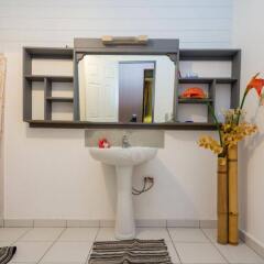 Pension Te Miti - Hostel in Punaauia, French Polynesia from 82$, photos, reviews - zenhotels.com bathroom photo 2