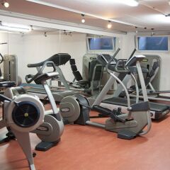 Отель Nash Airport Hotel Швейцария, Куантрен - 2 отзыва об отеле, цены и фото номеров - забронировать отель Nash Airport Hotel онлайн фитнесс-зал фото 3