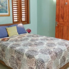 Отель Sea Dragon Three Bedroom Cottage Треже-Бич комната для гостей