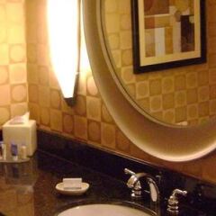 Отель Doubletree By Hilton Columbus - Worthington Колумбус ванная