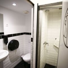 Отель Adagio Hostel 1.0 Oktogon Венгрия, Будапешт - отзывы, цены и фото номеров - забронировать отель Adagio Hostel 1.0 Oktogon онлайн ванная фото 2