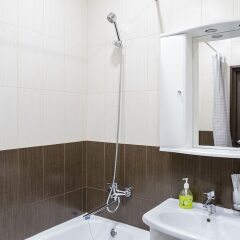 Гостиница Comfort Apartment on Stroitelny per 8 в Иркутске отзывы, цены и фото номеров - забронировать гостиницу Comfort Apartment on Stroitelny per 8 онлайн Иркутск ванная