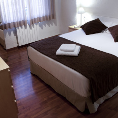Отель Apartamentos Madanis Оспиталет-де-Льобрегат комната для гостей фото 3