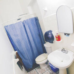 Blue Pepper Hostel Downtown Гвадалахара ванная