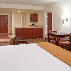 Отель Holiday Inn Express Hotel & Suites Columbus Univ Area - Osu США, Колумбус - отзывы, цены и фото номеров - забронировать отель Holiday Inn Express Hotel & Suites Columbus Univ Area - Osu онлайн комната для гостей фото 2