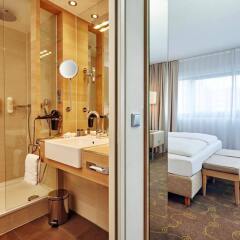 Отель H+ Hotel Salzburg Австрия, Зальцбург - 1 отзыв об отеле, цены и фото номеров - забронировать отель H+ Hotel Salzburg онлайн ванная фото 2