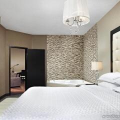 Отель Four Points by Sheraton Hotel & Suites Calgary West Канада, Калгари - отзывы, цены и фото номеров - забронировать отель Four Points by Sheraton Hotel & Suites Calgary West онлайн комната для гостей фото 3