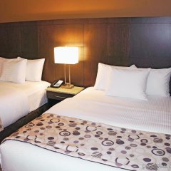 La Quinta Inn & Suites by Wyndham Oshawa in Oshawa, Canada from 112$, photos, reviews - zenhotels.com guestroom